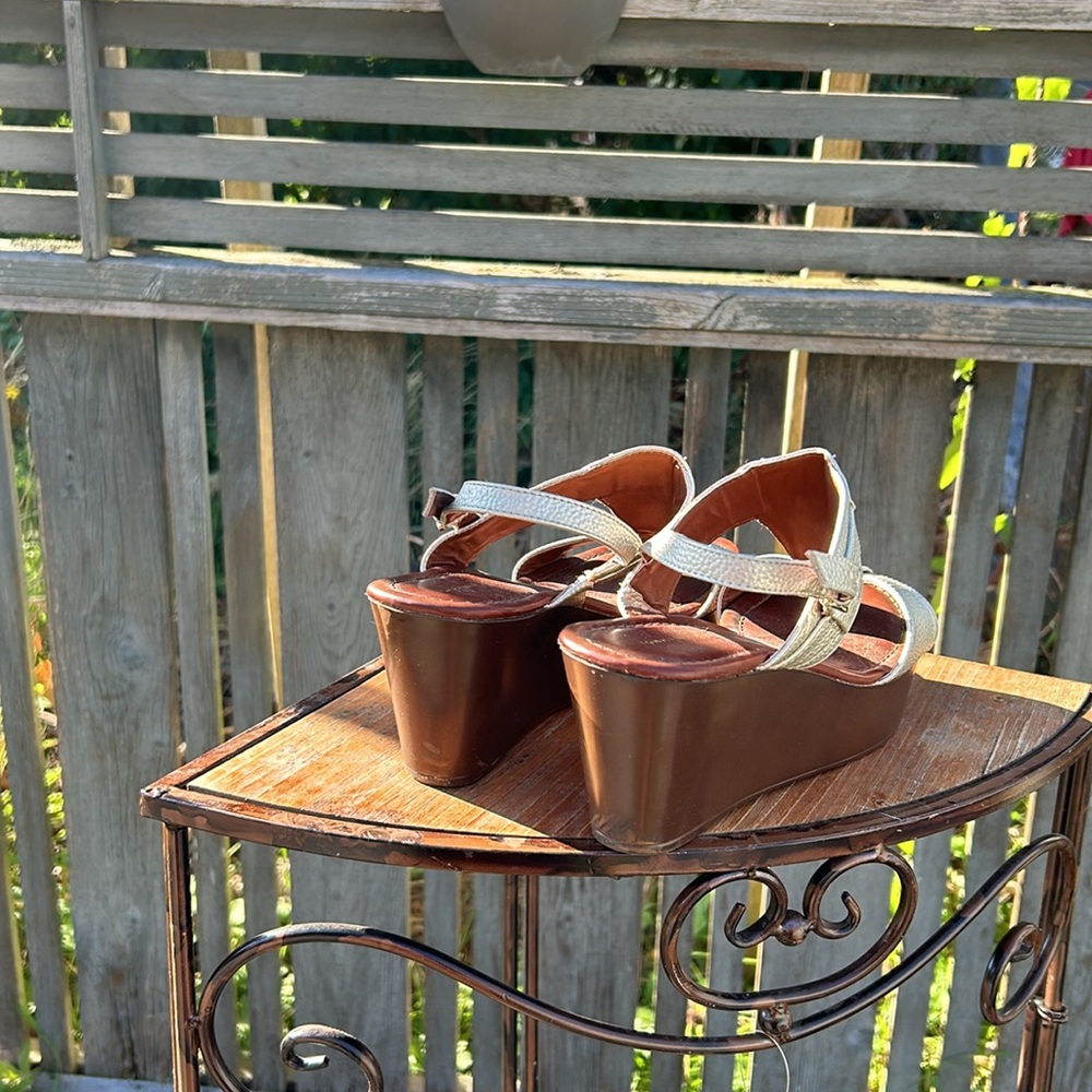 8.5 M gold and brown wedge sandals by Tommy Hilfiger - Picture 4 of 7